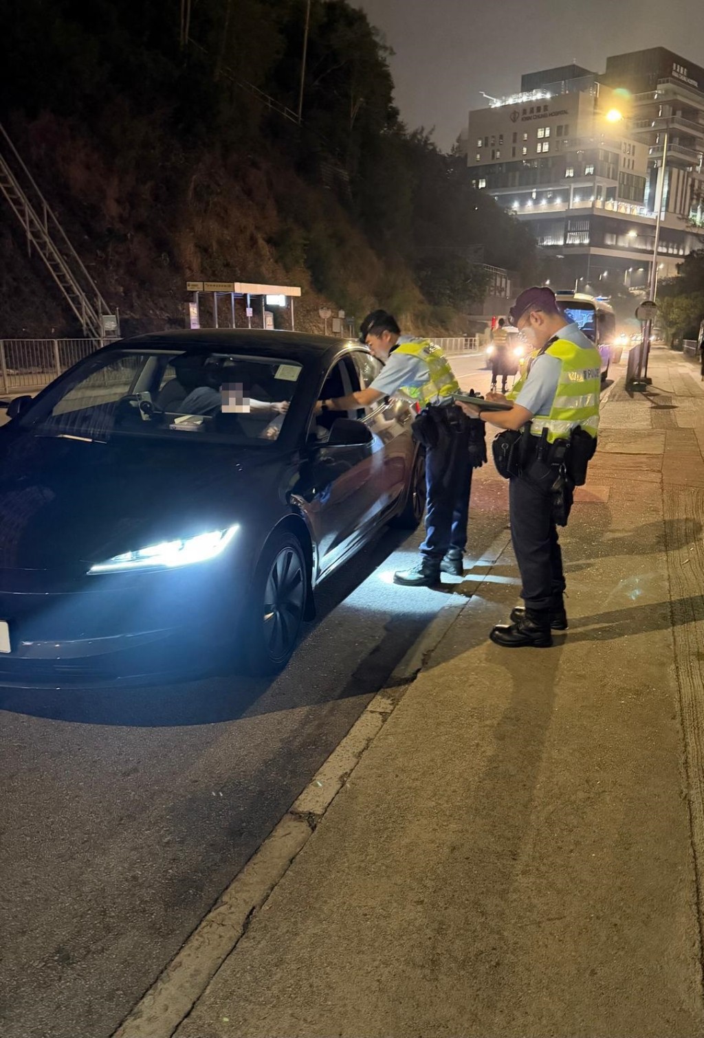 警方按策略於不同時段及地點設置路障,截查可疑車輛及人士。 警方按策略於不同時段及地點設置路障,截查可疑車輛及人士。