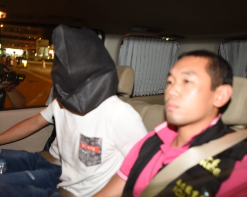 涉案男子晚上被押送到旺角警署。