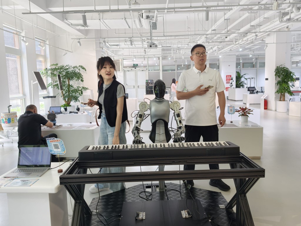 雲跡科技展廳擺放大量服務機械人,吸引媒體記者圍觀。楊浚源攝 雲跡科技展廳擺放大量服務機械人,吸引媒體記者圍觀。楊浚源攝