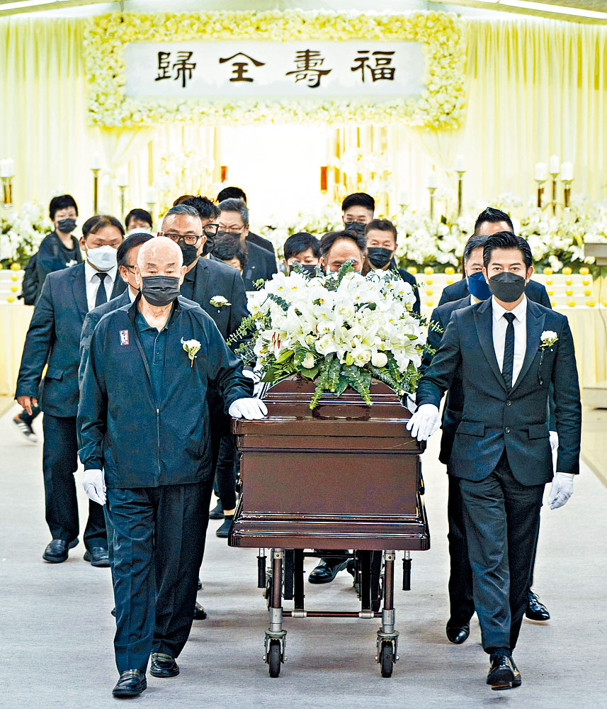 城城為梁桂榮扶靈,曾表示對方睇住自己大。