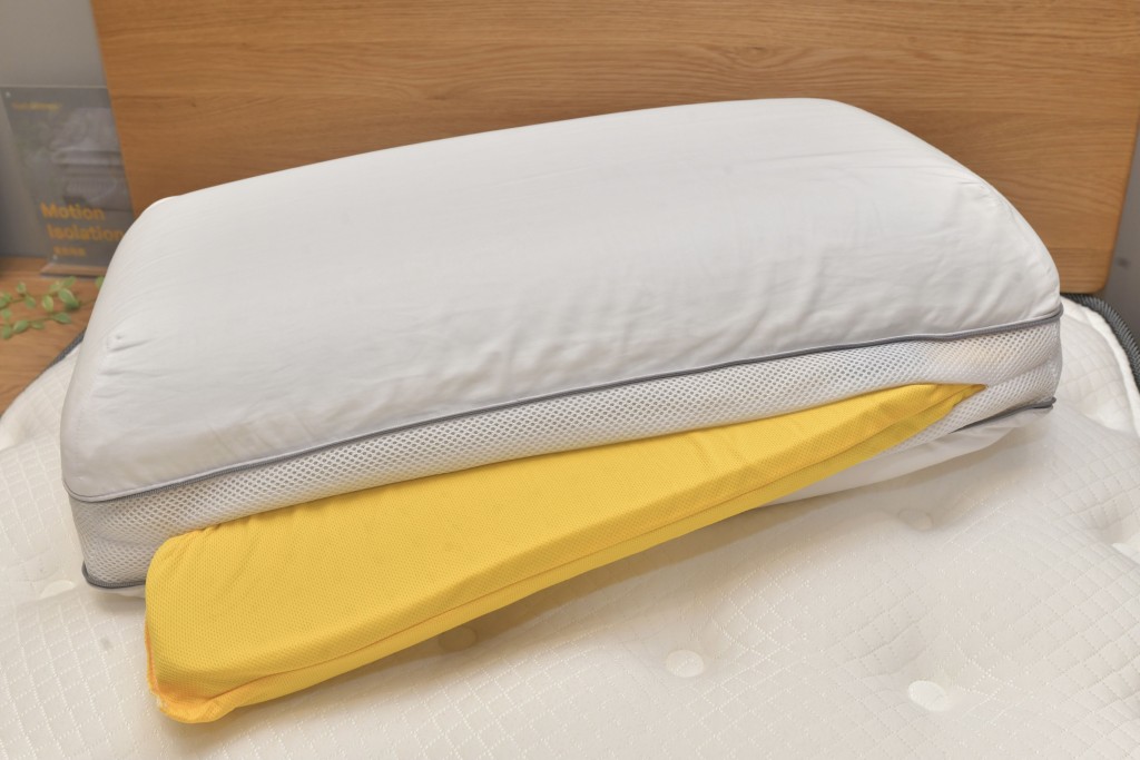 床上用品品牌Hush Home推出可調校高度的枕頭，用家可按需要拆除或加入枕芯。