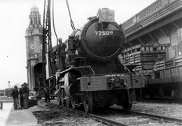 1946年战后，火车损毁不少，港府曾向英国军部购入12辆军用蒸汽火车头，以作应急之用。图为英军部于九龙总站卸载前军用「Austerity」级蒸汽火车头。（九广铁路公司网页图片）