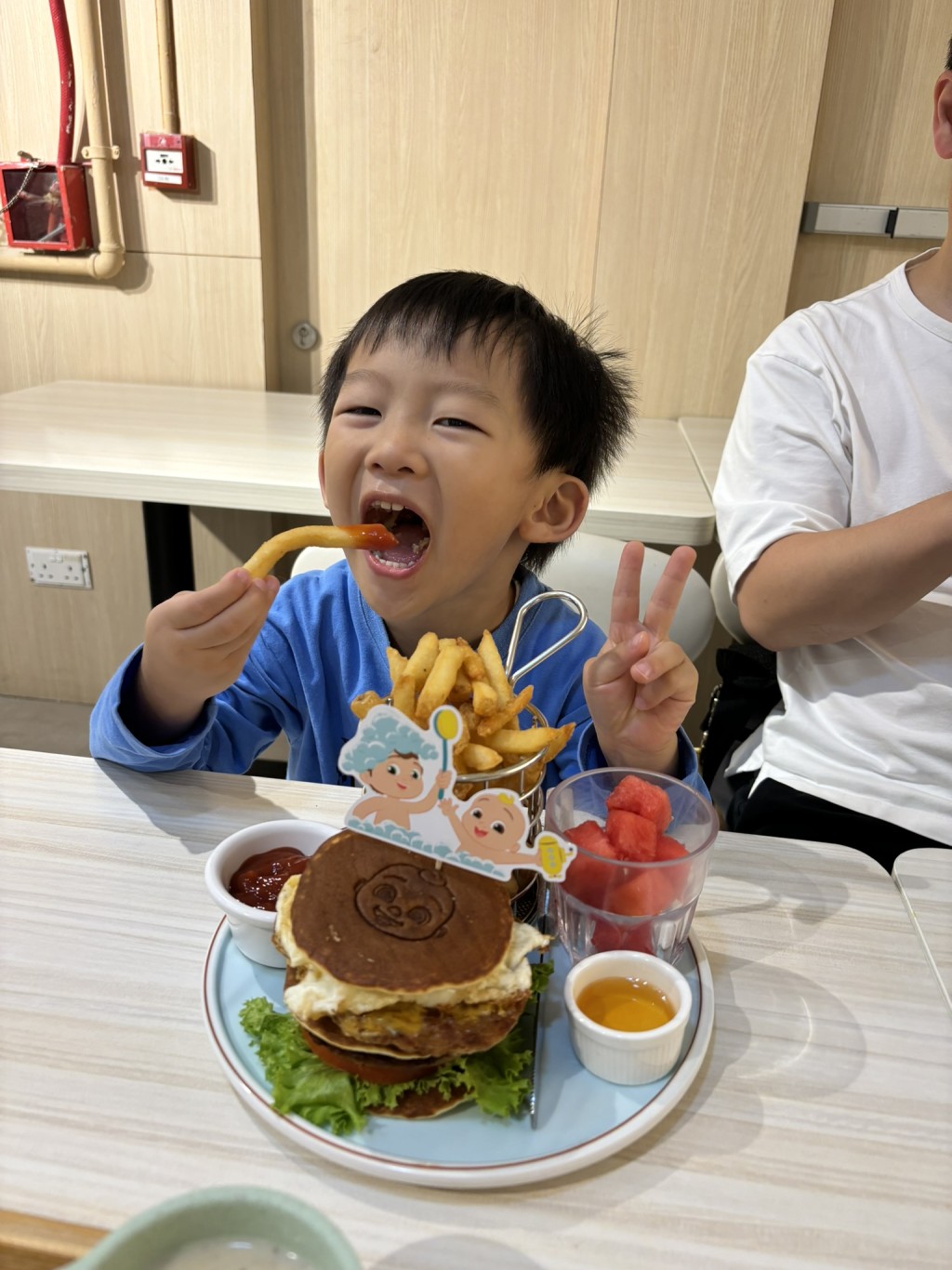 餐點即叫即製，用料豐富，加上Cocomelon特別旗仔裝飾，小朋友見到都食指大動。（圖片來源：《親子王》）