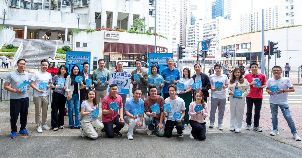 林定國很高興在周末早上走進社區,與一群義工直接向市民宣傳12月7日這個關鍵日子。林定國FB圖片 林定國很高興在周末早上走進社區,與一群義工直接向市民宣傳12月7日這個關鍵日子。林定國FB圖片