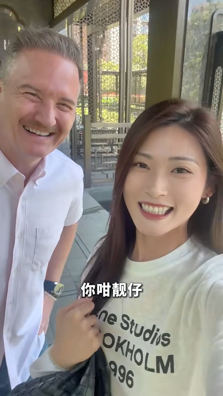 花花令布偉傑十分開心。 花花令布偉傑十分開心。