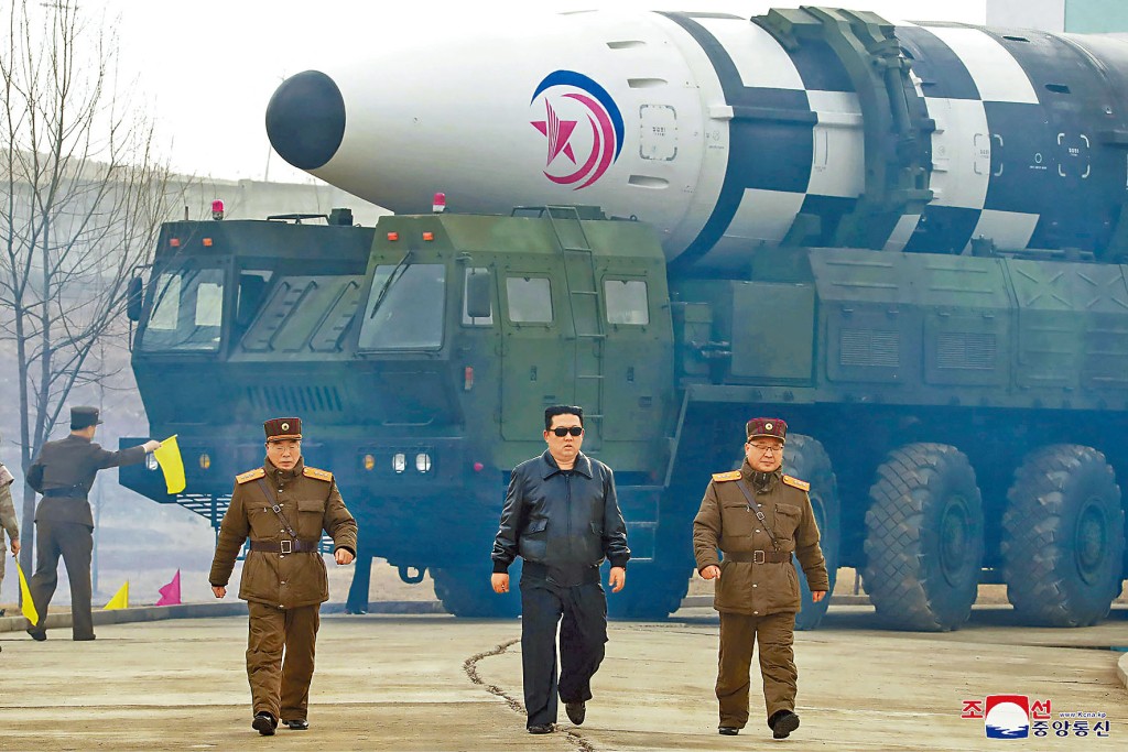 金正恩周四指導發射洲際彈道導彈。
