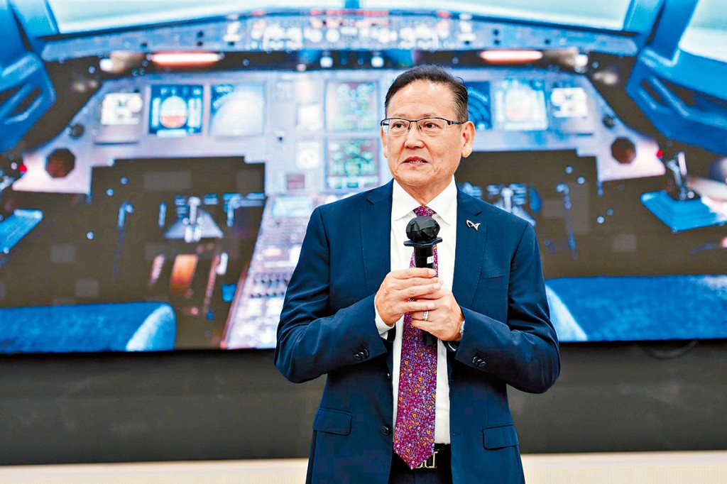 航空學院校長李天柱勉勵學員克服起航,迎來海闊天空。 航空學院校長李天柱勉勵學員克服起航,迎來海闊天空。
