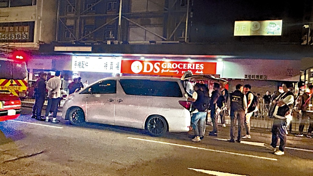 警方在旺角亚皆老街截查一辆七人车，拘捕车上一名男司机涉嫌「协助罪犯」。