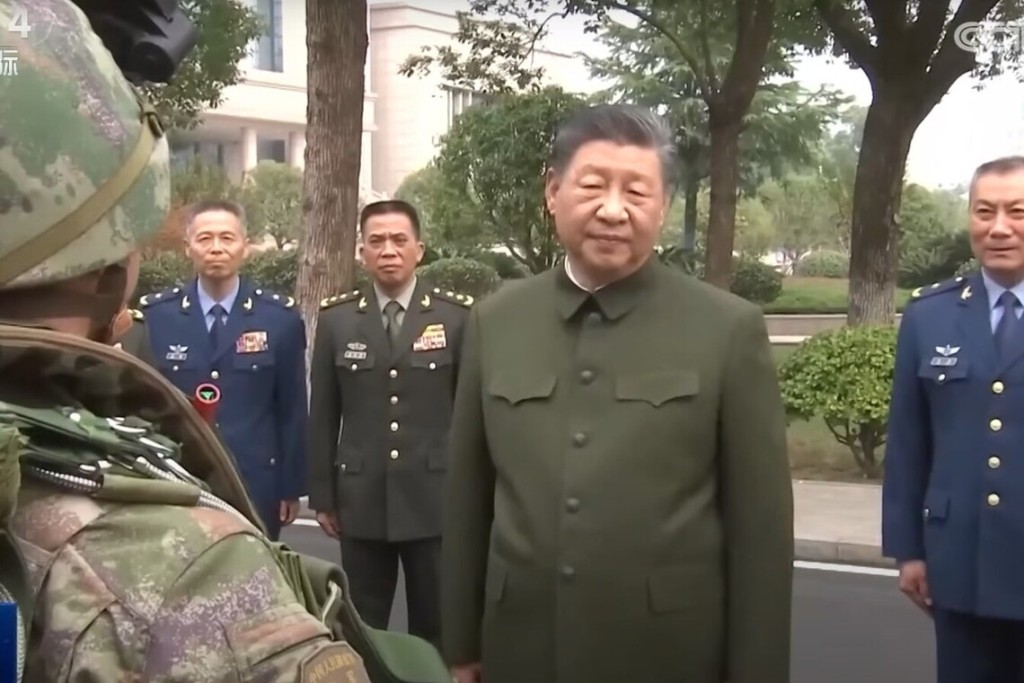 習近平（右二）去年11月在湖北視察空降兵軍，當時還是空軍少將的文東（右一）陪同。 央視截圖