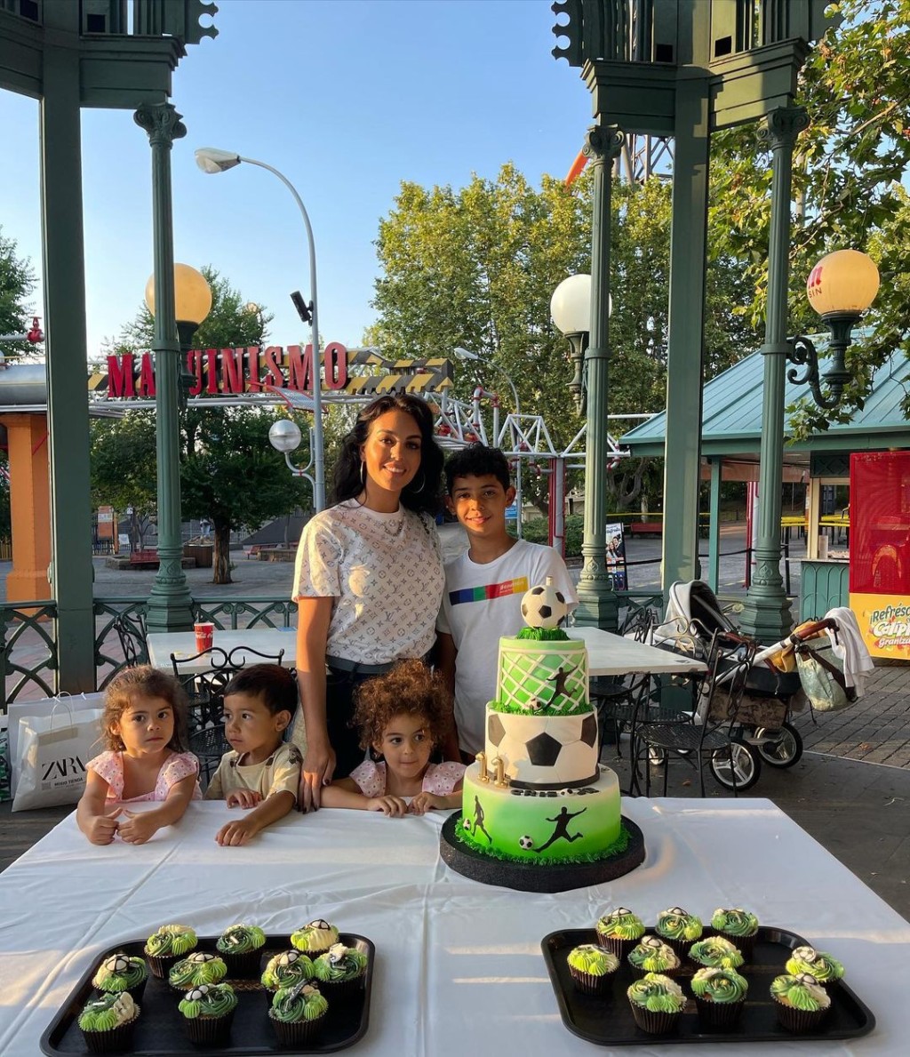 洛迪古絲對其他C朗的仔女視如己出。