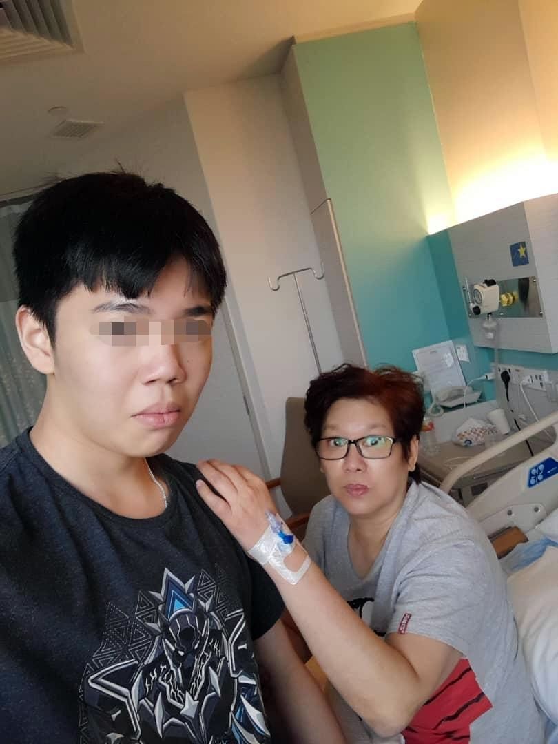 梅启明第二任老婆Joey跟15岁儿子Richard相依为命。