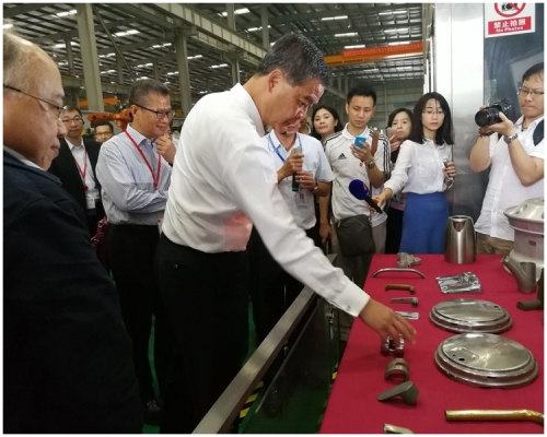 考察團參觀了機械人製作組裝過程。
