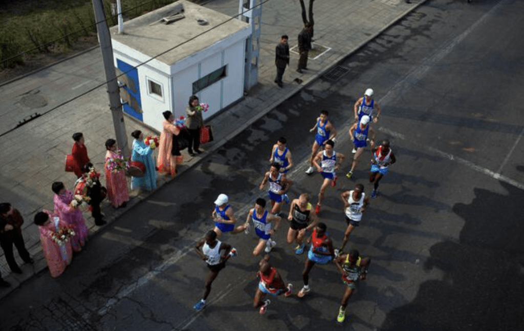 小型貨車突然從第一車道切入第二車道，直接撞向選手。Alamy示意圖
