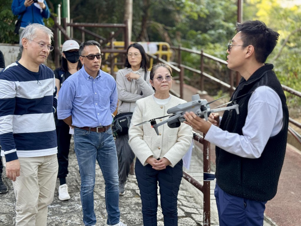 食環署人員向環境及生態局副局長、委員會主席黃淑嫻等人匯報滅蚊工作的最新進展。環境局FB圖片 食環署人員向環境及生態局副局長、委員會主席黃淑嫻等人匯報滅蚊工作的最新進展。環境局FB圖片