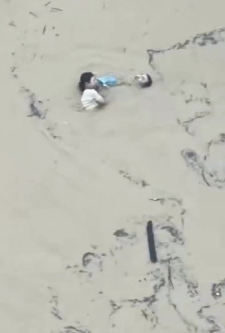 福建莆田暴雨，滚滚泥流居民载浮载沉。