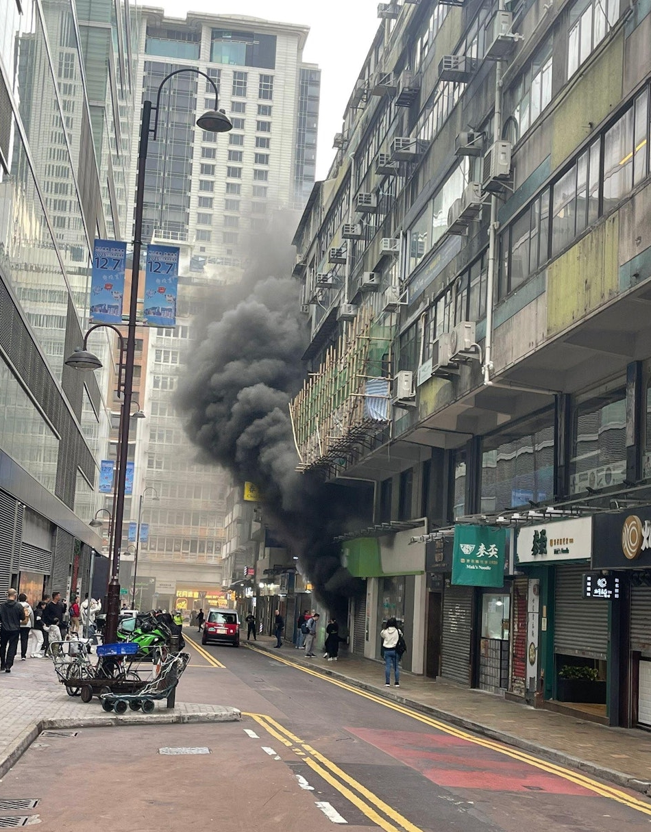 泰式超級市場火警，冒出大量濃煙。網圖