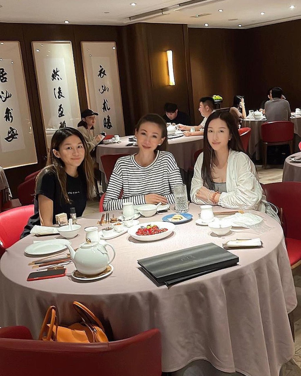 王秀琳（右）日前相約（左起）陳素瑩和區文詩飯聚，現年42歲的她完全無走樣，依然仙氣十足。