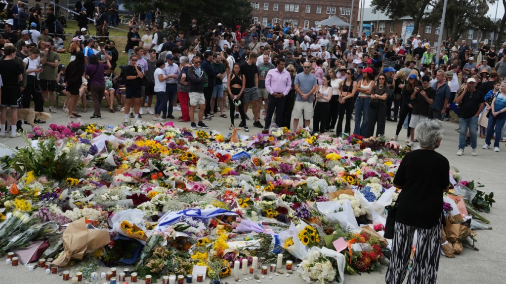 大批民眾到悉尼邦迪海灘外悼念死傷者，當中包括不少以色列人。美聯社