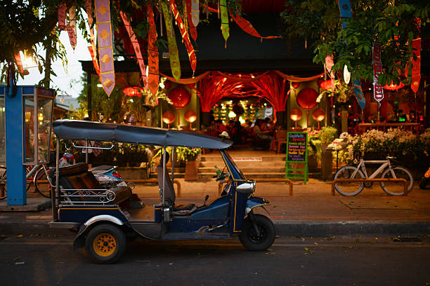俗稱Tuk Tuk，是一種三輪摩托車，車頂會有「TAXI」字樣，在泰國很常見到。