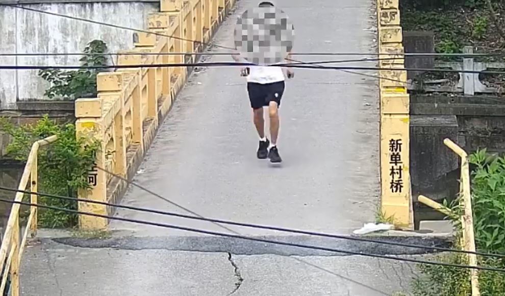 男子一直逃避追捕。