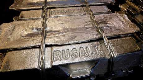 俄铝（RUSAL） Krasnoyarsk铝冶炼厂铸造车间存放的铝锭。 路透社
