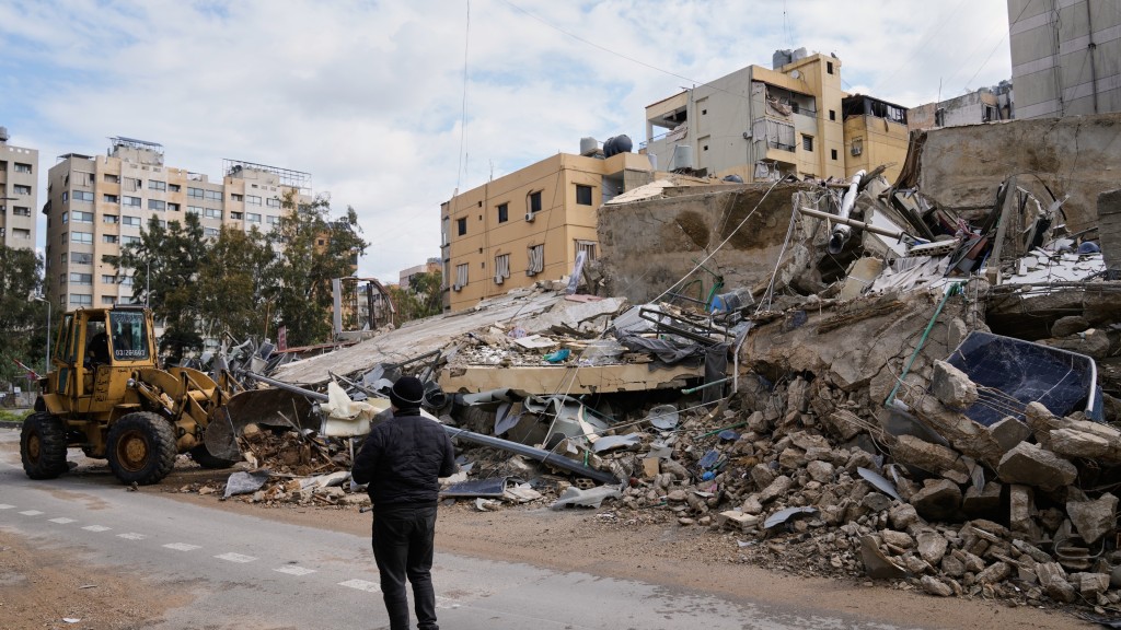 以色列空襲黎巴嫩｜推土機清理達希耶建築物瓦礫。 美聯社