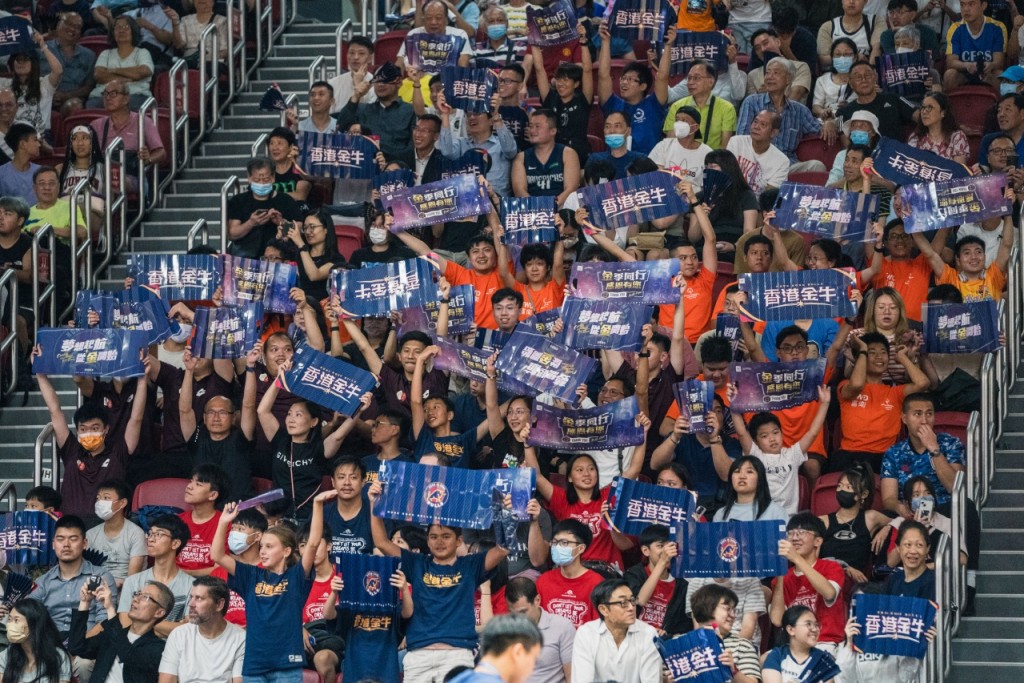 大批球迷入場支持香港金牛隊，坐爆修頓場館。