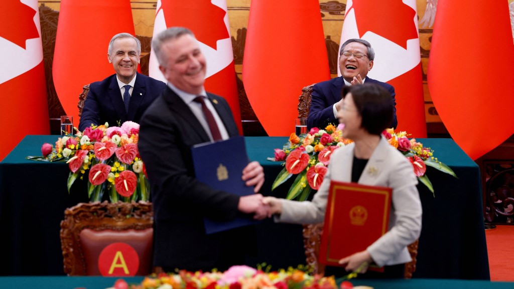 中加部長簽約「擺烏龍」 惹笑聲，海關總署女署長欲握手對方誤解。 路透社