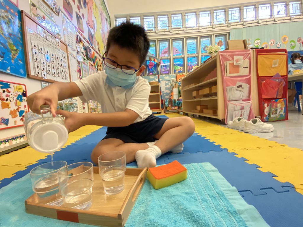 學校有不同蒙特梭利教具，包括自理、數學等，讓學生在自由時間揀選喜歡的組合，自行「訓練」。