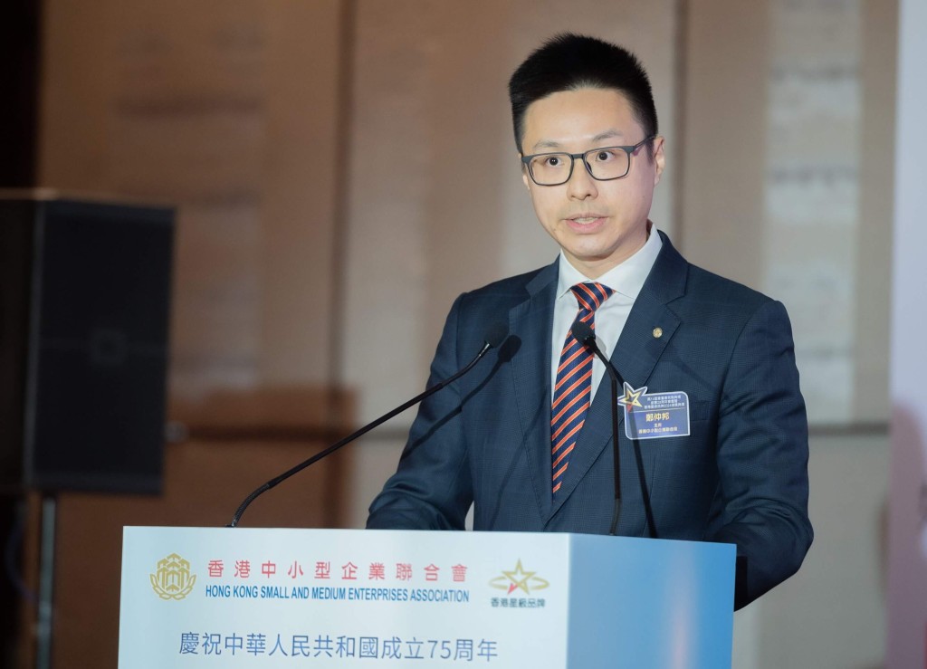 香港中小型企業聯合會主席鄭仲邦認為，香港零售業必須正視「高成本」的結構性現實，放棄價格競爭思維，轉向提升體驗與AI應用來尋求生存空間。