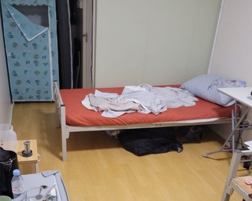 機師形容房間環境惡劣。