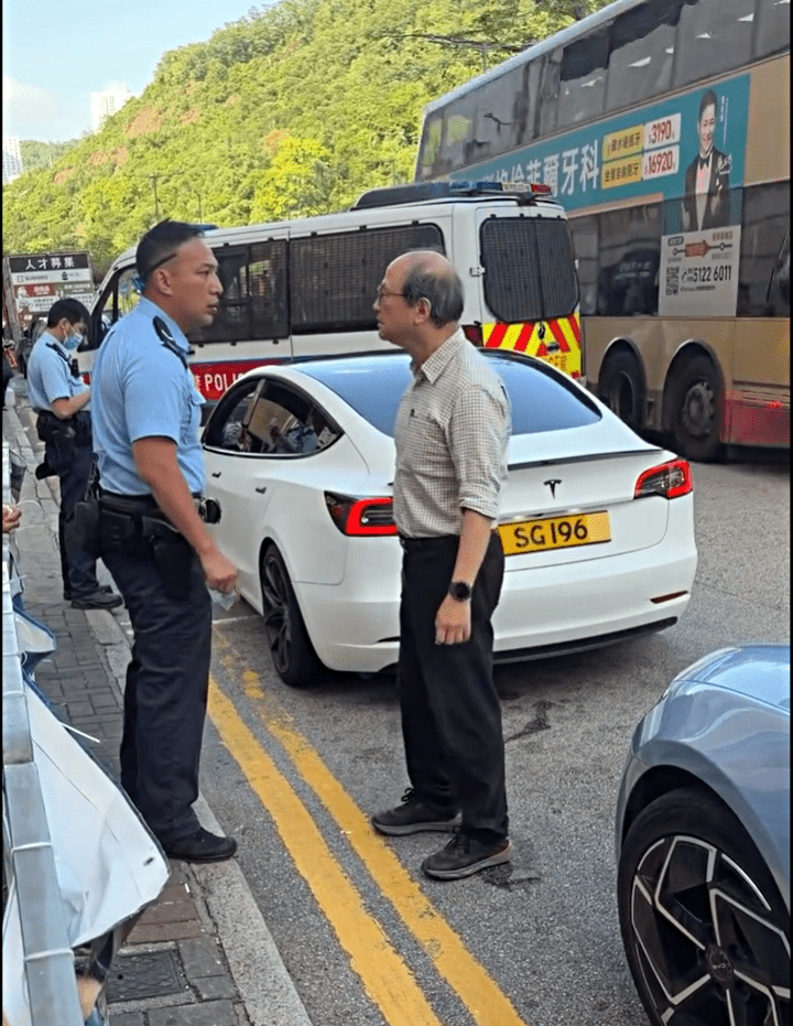 警員義正詞嚴反駁。fb：向香港警察致敬 