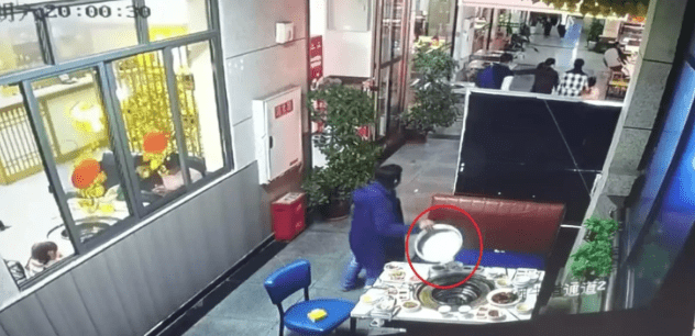 畫面中的男子偷走湯鍋。大河報