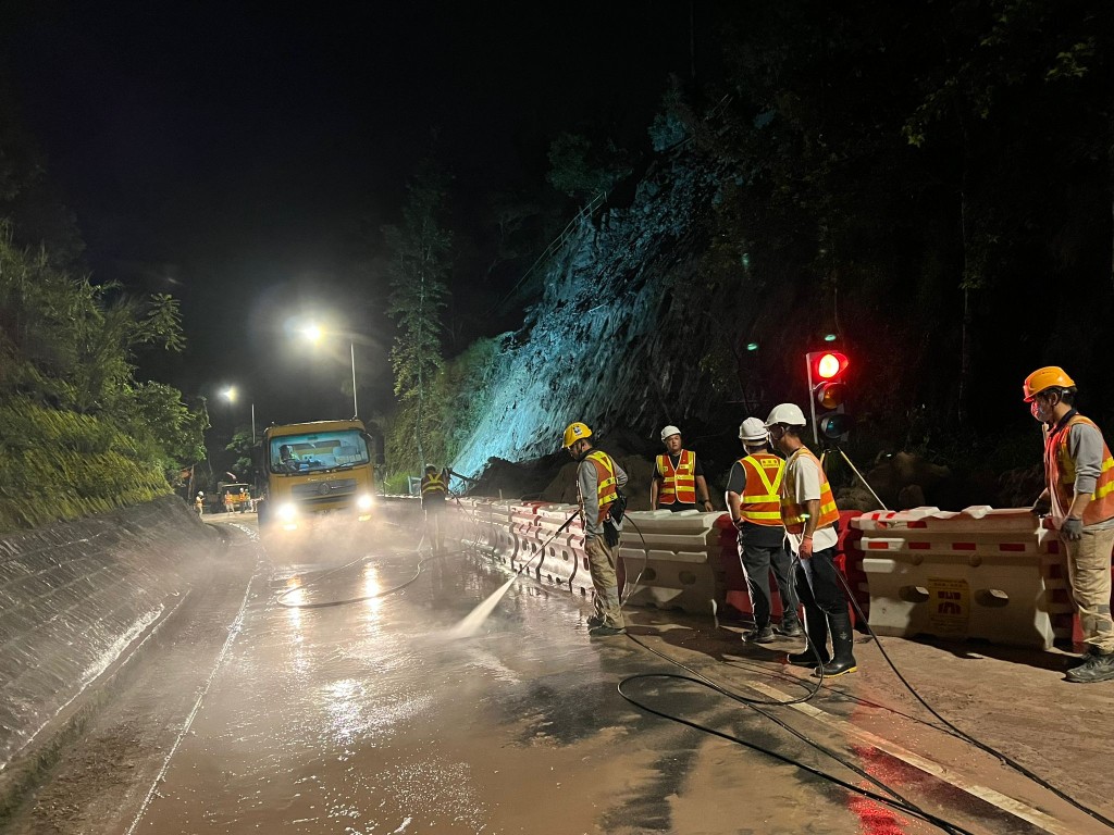 路政署指，新娘潭路山泥倾泻现场路面清理工作已完成。路政署FB图片