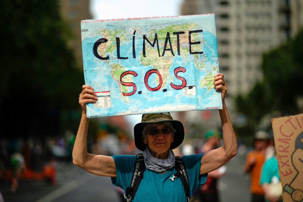 紐約一示威者舉牌要求政府正視氣候暖化。路透社