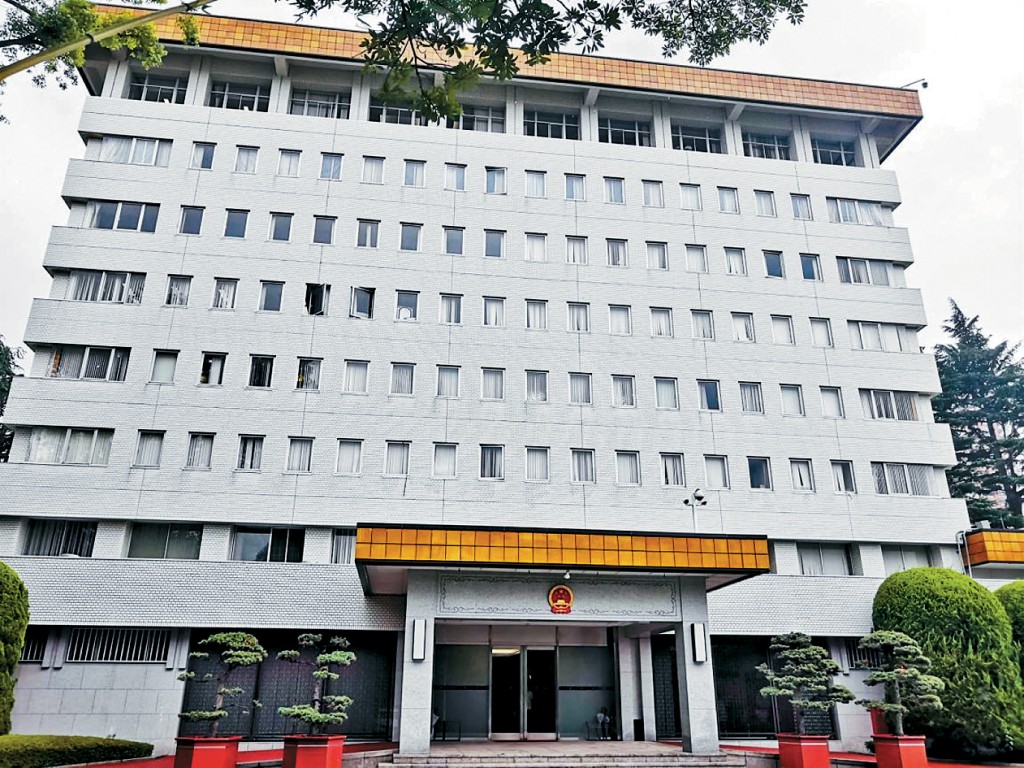 中國駐日大使館展示村田晃大闖館所持刀具照片。 