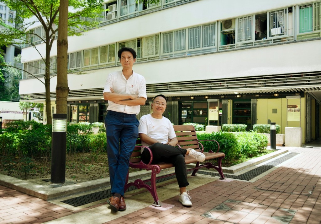 房屋署总建筑师李民伟（左），曾设计全港多条屋邨，对他而言幸福就是要让居民找到家的感觉。 苏正谦摄 