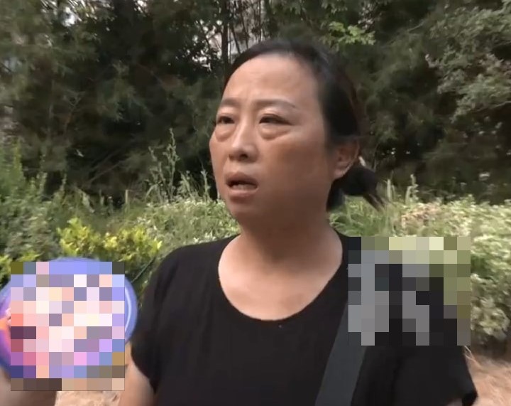 少女的母親張女士。小莉幫忙