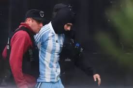 巴諾特身穿阿根廷隊10號球衣，事後被警方帶走。網上圖片