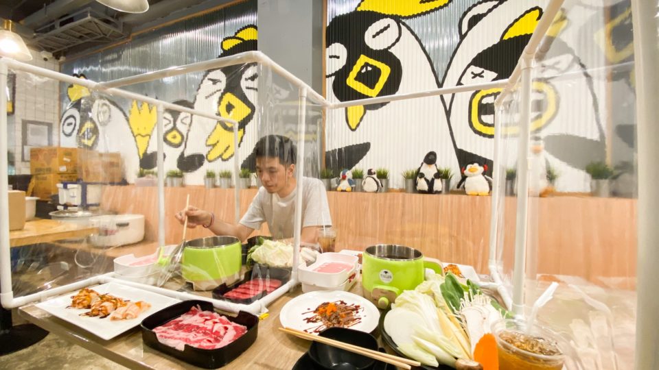 泰國曼谷有餐廳利用塑膠板阻隔面對面客人。網上圖片