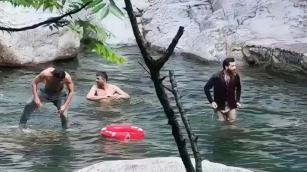 三名外籍游客在景区内嬉水。观察者网