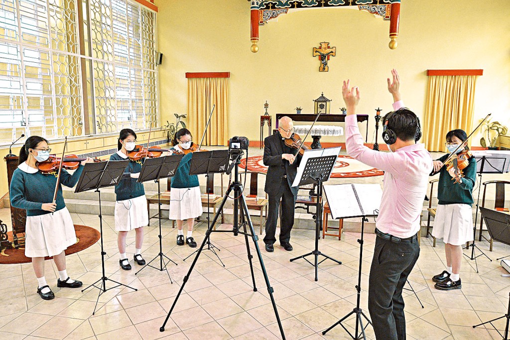 德望學校特別製作了音樂短片，以綫上形式演奏並歌唱由香港作曲家鄭汝森創作的《逆境相連》，鼓勵大家面對「疫」境能夠「心連心」。