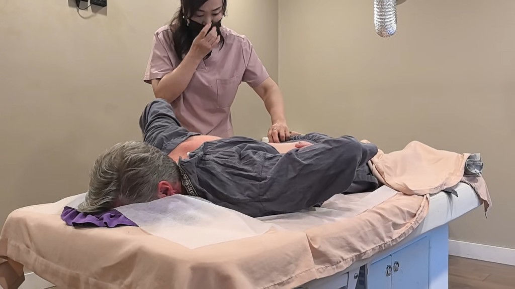 治療師專業地為夏克立進行療程前的準備。
