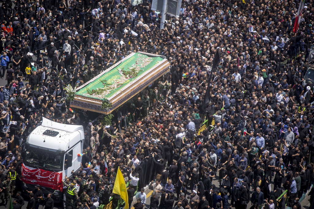 伊朗为莱希等坠机遇难者举行葬礼。美联社