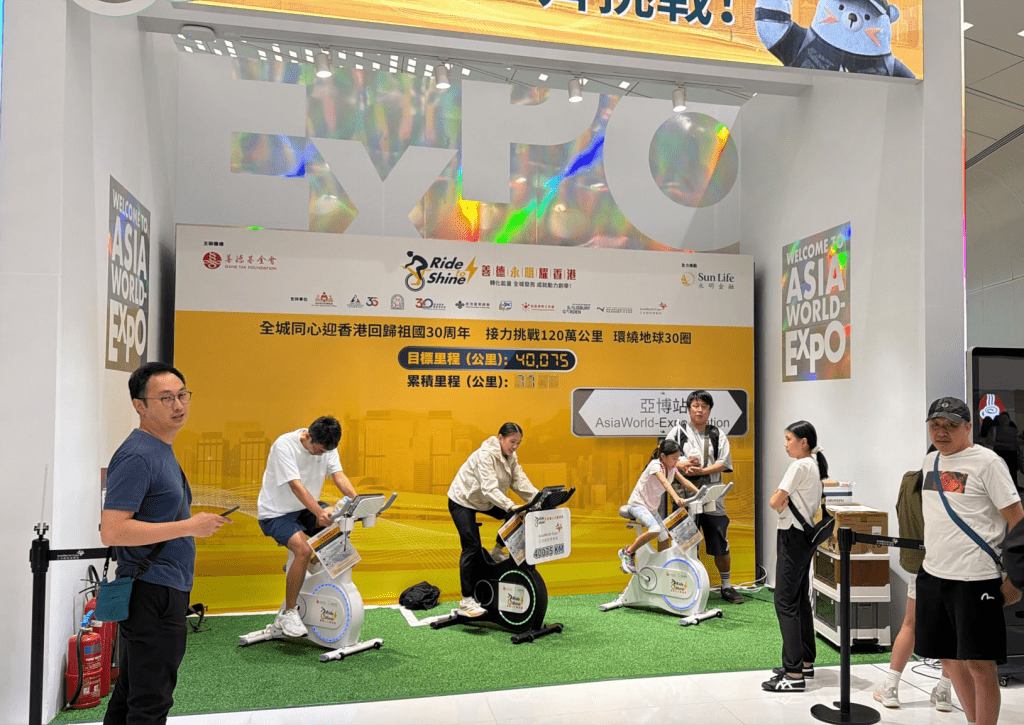家長連同小朋友一同參與「智能單車參與平台」亞博站活動。
