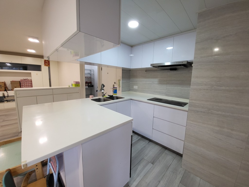 厨房采开放式设计，加上雪白配色，令一室更具空间感。