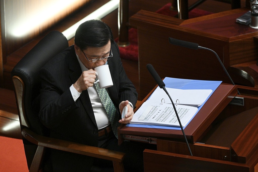 李家超中午12时20分完成发表五年规划,随即发表施政报告。 李家超中午12时20分完成发表五年规划,随即发表施政报告。