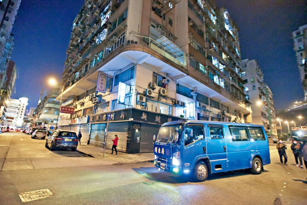 ■必嘉街大厦强检，有灵车驶走。