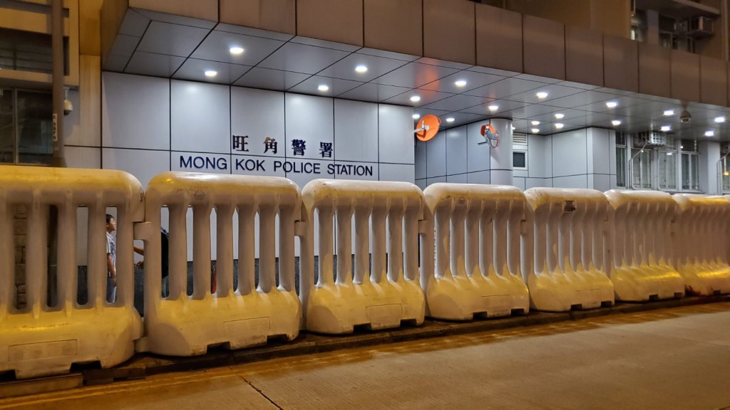 旺角警署門外水馬可讓市民通過