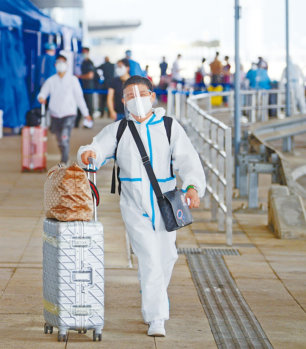 近期不少人乘坐港珠澳大橋「金巴」。